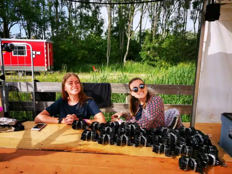 Silent disco organiseren: checklist in 7 stappen